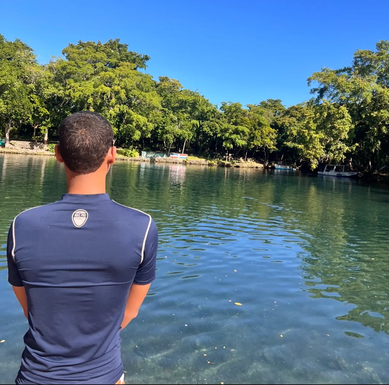 Foto de Jendry bien guapo en un río